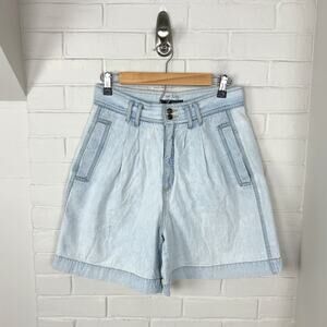 Vintage Liz Wear Liz Claiborne Light Wash Pleated Denim Shorts Size 12